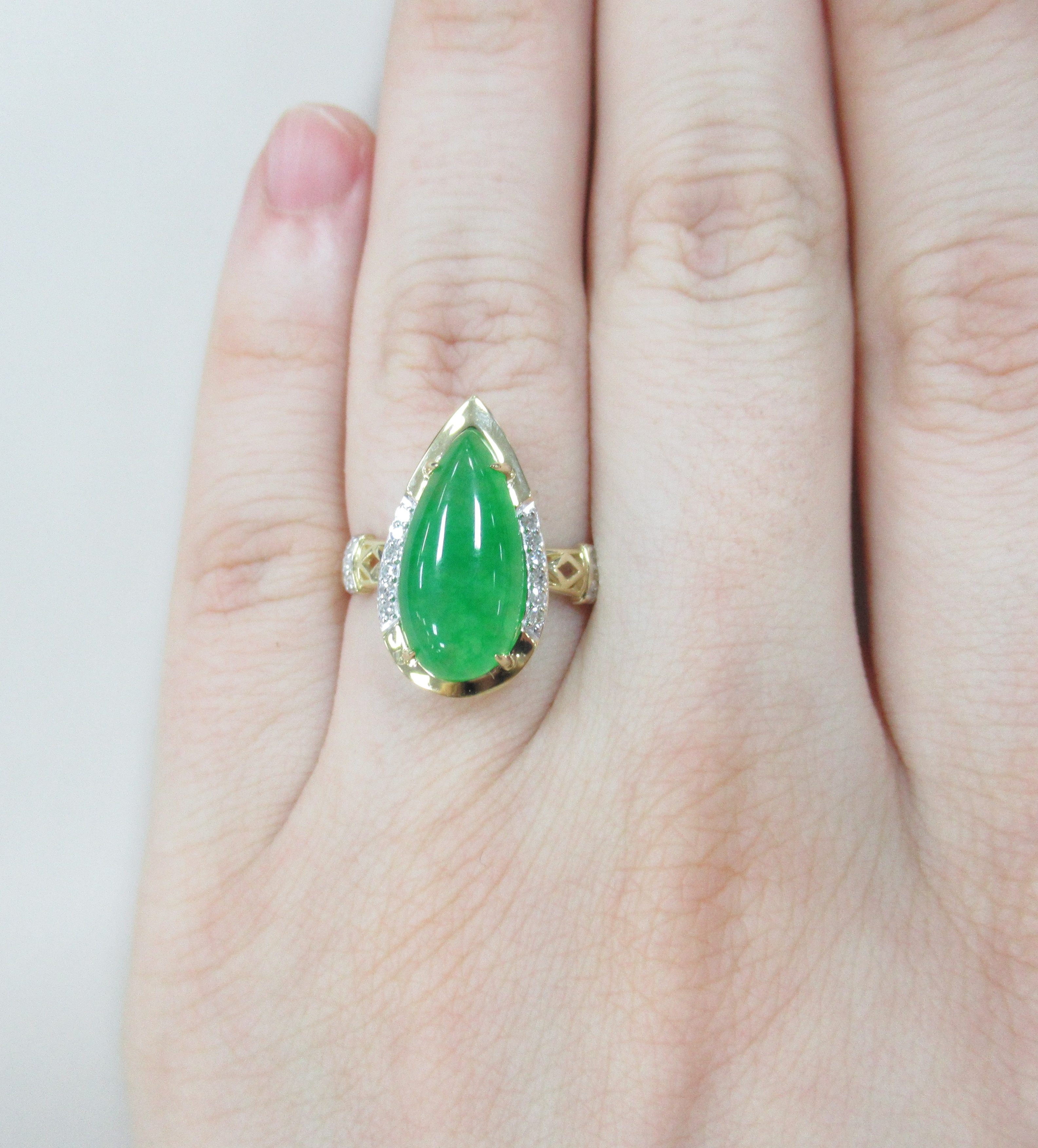 Кольцо из желтого золота с жадеитом